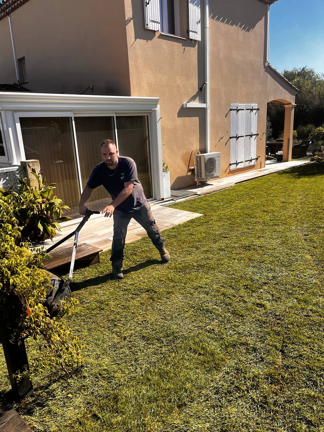 Pose de gazon synthétique à Tours