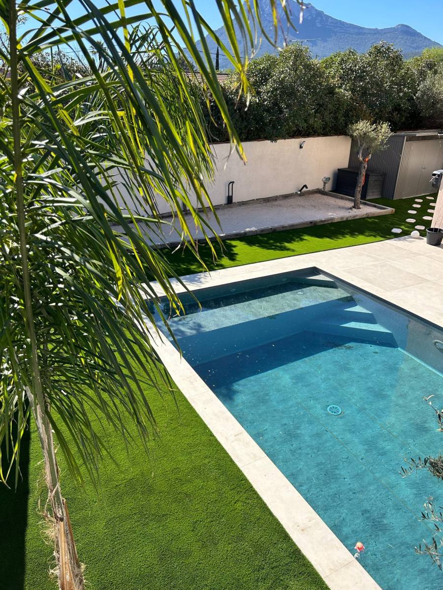 Pose de gazon synthétique autour d’une piscine à Tours en Indre et Loire