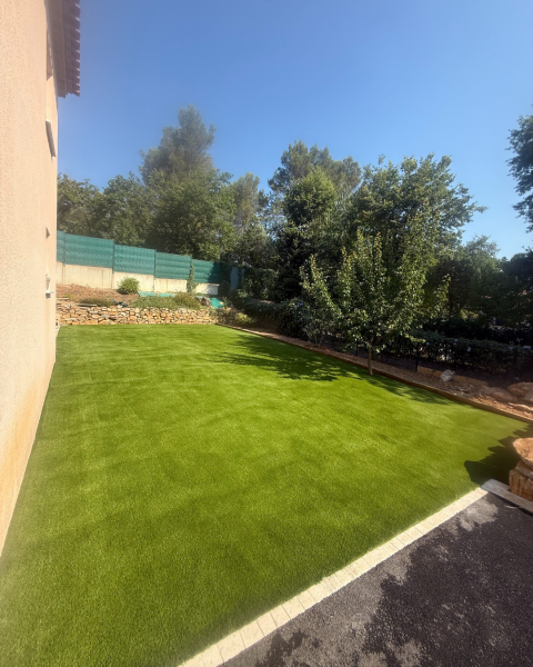 Pose de gazon artificiel avec traverses paysagères à Tours près de Loches