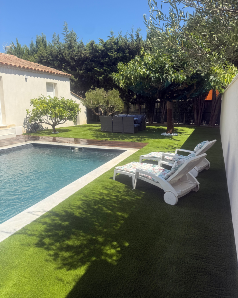 Aménagement d’un gazon synthétique sur 140 m2 avec finitions soignées à Saint-Avertin près de Tours