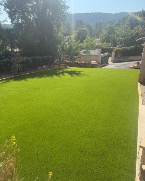 Pose de gazon synthétique haut de gamme en Indre et Loire 37