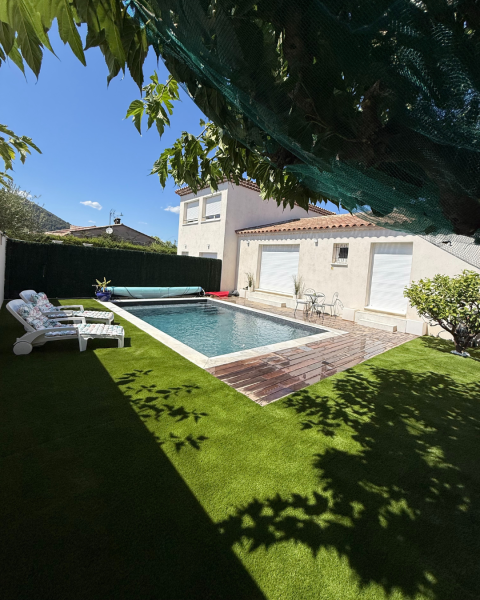 Pose de gazon synthétique autours d'une piscine à Saint Avertin en Indre et Loire