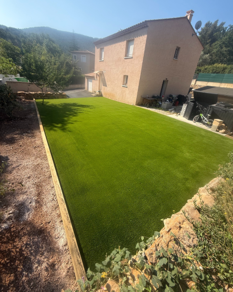 Résultat de notre pose de gazon artificiel à Tours dans le 37