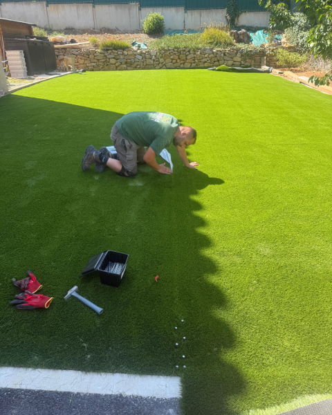 Aménagement d’un gazon synthétique de 128 m² à Loches à côté de Tours avec traverses paysagères en pin