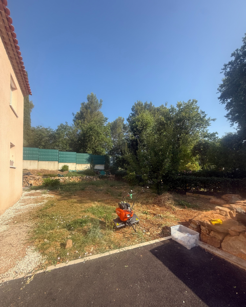 Jardin brut avant la pose d'un gazon artificiel à Loches en Indre et Loires