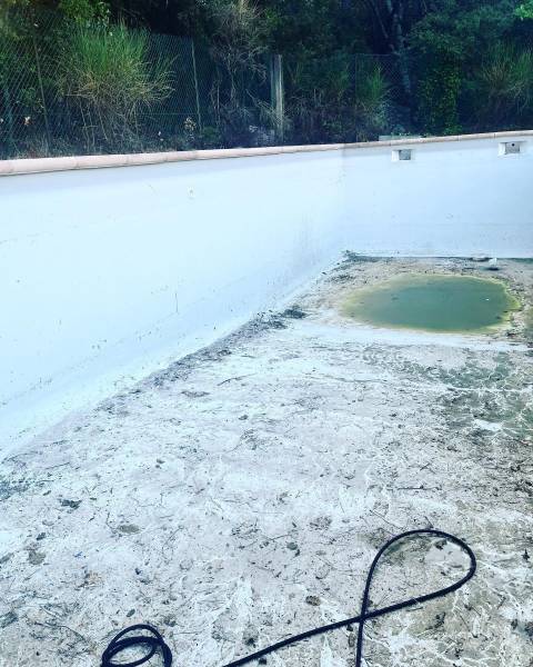 Passage du karcher pour nettoyé les paroie de la piscine au thoronet 83