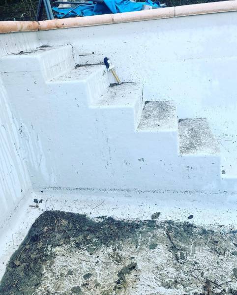 Piscine vidé en cours de nettoyage au thoronet 83