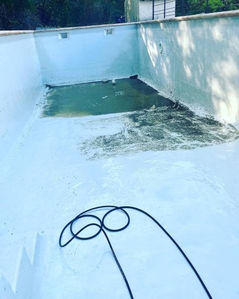 Nettoyage avec le karcher en cours dans la piscine au thoronet 83