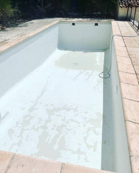 Nettoyage et entretien d'une piscine à Six Fours les plages près de la Seyne sur mer