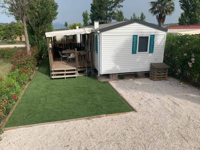 Installation d’une pelouse synthétique chez un professionnel situé à Bandol près de la Ciotat