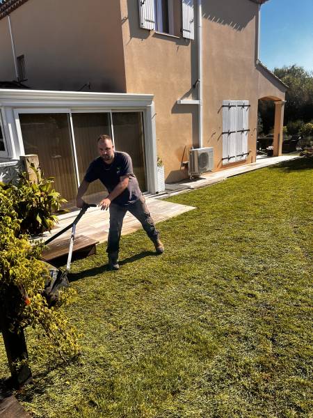 Pose de gazon synthétique à Tours