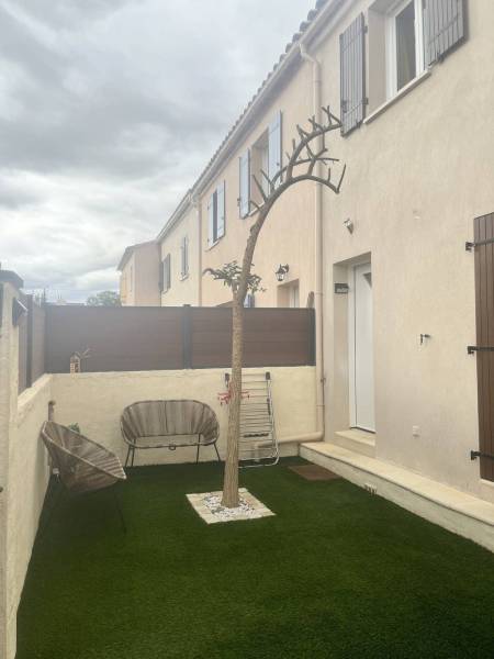 Faire appel à un jardinier pour l'élagage d'un arbre dans un jardin à Sanary près de Bandol