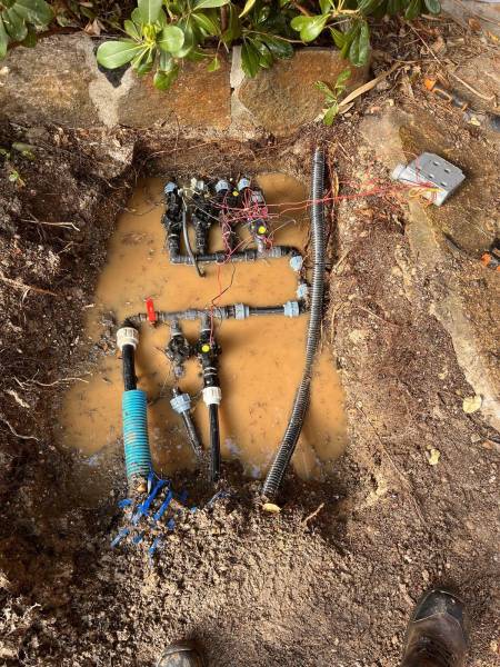 Réparation d’un système d’arrosage automatique dans un jardin à Carqueiranne près du Pradet