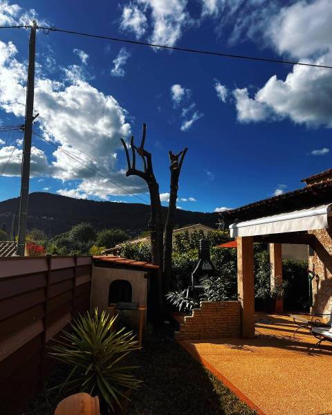 Tarif d’un jardinier paysagiste pour tailler un arbre dans un jardin à La Crau 83