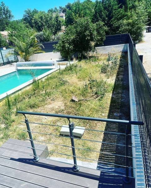 Jardin à nettoyer pour poser un gazon artificiel de haute qualité