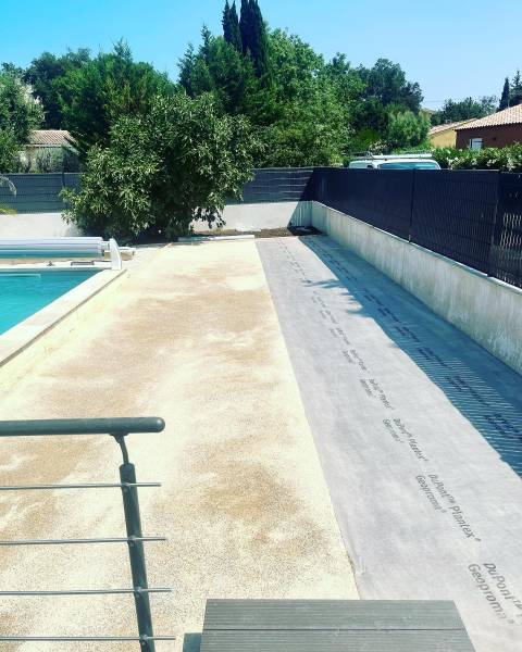 Pose de géotextile sur le sable 