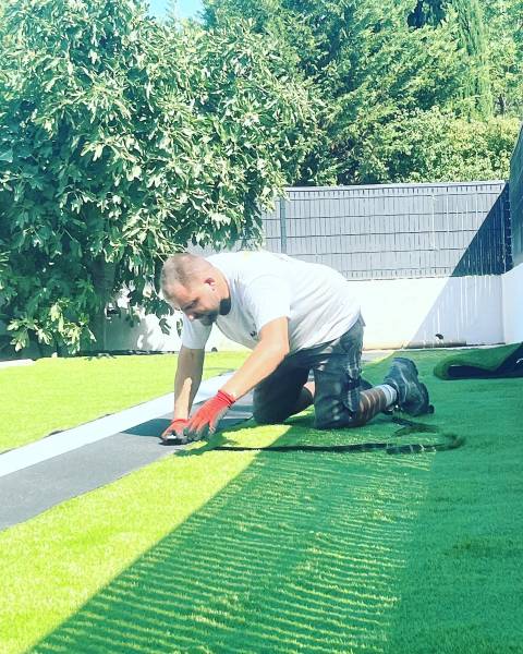 Ajustage de gazon synthétique 