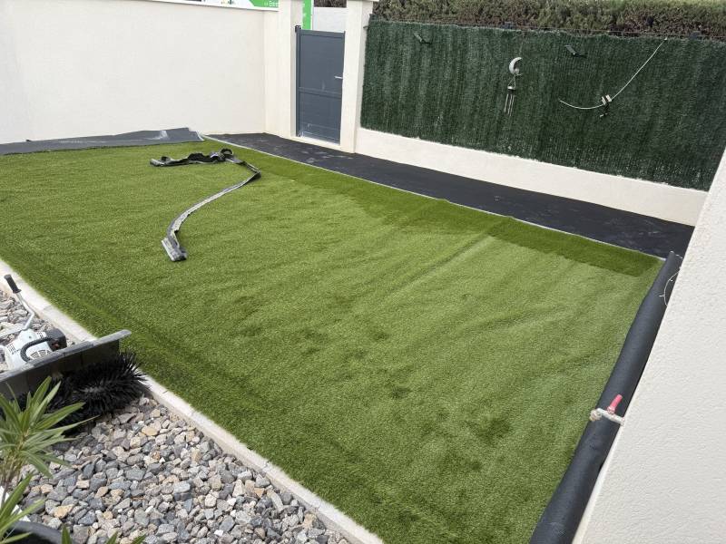 Installation des bandes de gazon synthétique