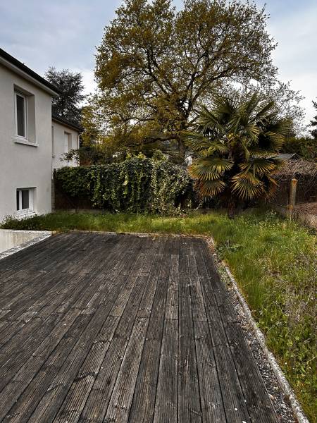 Jardin avant remise en état complète avec tonte désherbage et nettoyage de la terrasse en bois à Chambray-lès-Tours près de Saint-Cyr-sur-Loire