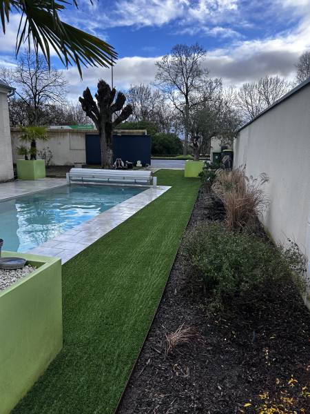Aménagement d’un jardin avec la pose d’un gazon synthétique de 35 mm d’épaisseur sur 40 m² de terrain à Saint-Cyr-sur-Loire près de Amboise