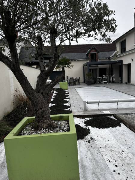 Création d'un lit de sable avant la pose d'un gazon artificiel à Saint-Cyr-sur-Loire près de Fondettes