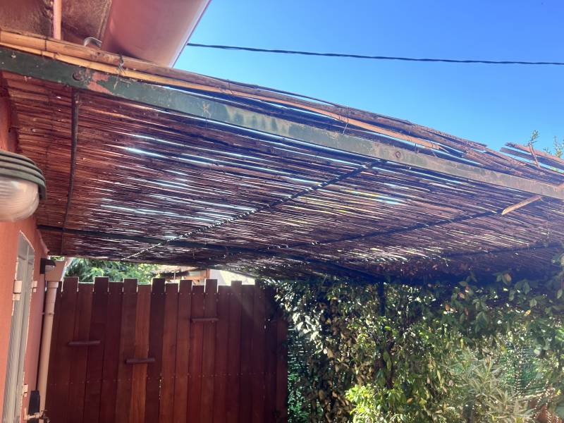 Cannisses en osier usagées à remplacer avec la pose d'une nouvelle cannisse