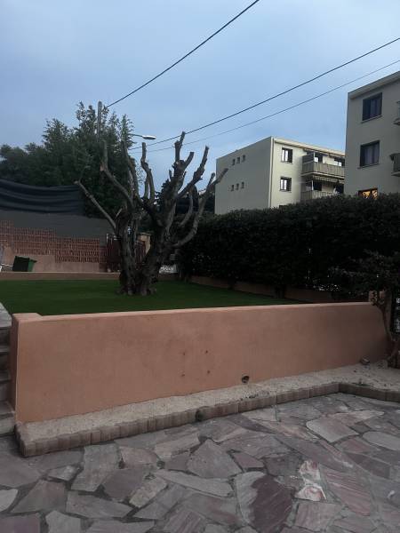 Réalisation d’un enduit sur un muret de jardin à Toulon près de Sanary sur Mer