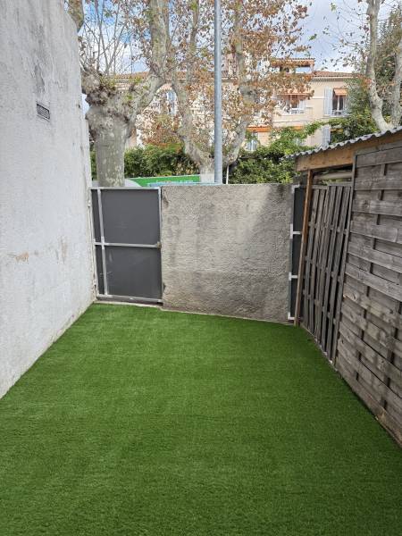 Gazon syntéthique dans un jardin