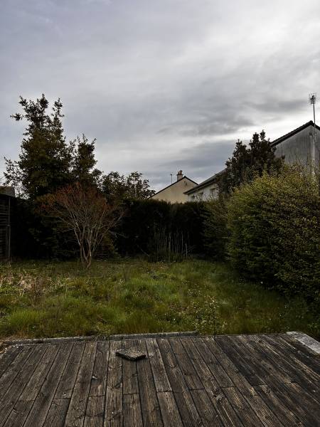 Jardin en friche avant intervention pour nettoyage complet à Chambray-lès-Tours près de Saint-Avertin