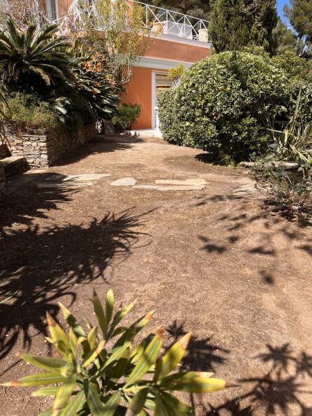 Pelouse synthétique ultra résistante à Bormes les Mimosas