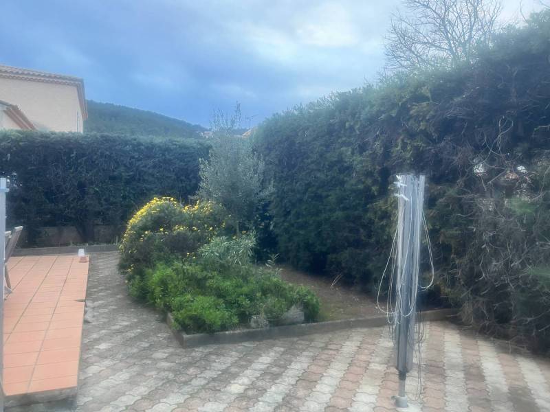 Trouver un jardinier pour tailler une haie de cyprès dans un jardin à Toulon dans le Var