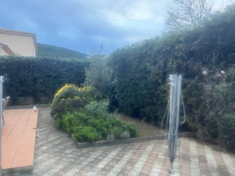 Taille d’une haie de cyprès dans un jardin à Hyères 83