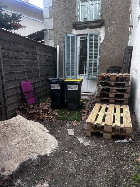 Jardin avant la pose de gazon synthétique