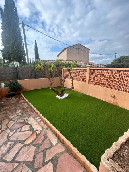 Aménagement d'un petit espace avec gazon synthétique