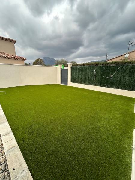 Pose de 50 m2 de gazon synthétique à côté de Tours en Indre et Loire
