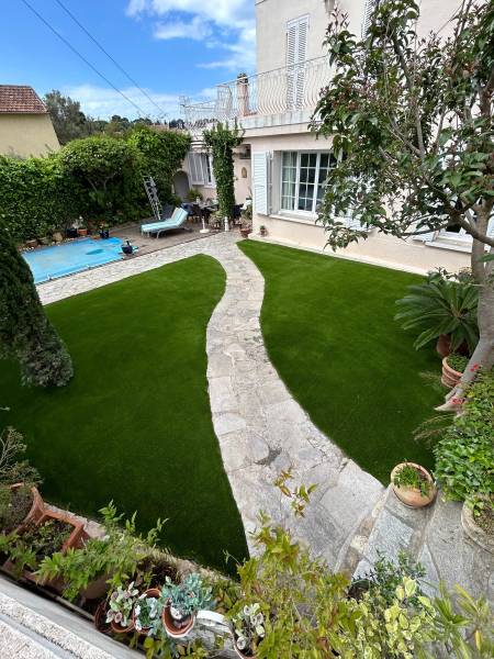 Remplacer un gazon naturel par du gazon synthétique à Saint Avertin en Indre-et-Loire