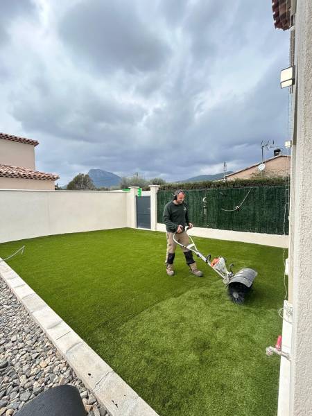 Rouleau sur bandes de gazon synthétique