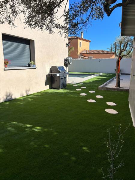 Pose de gazon synthétique