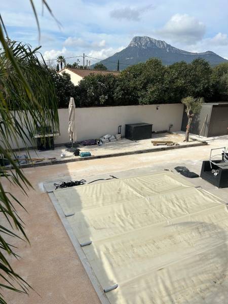 Piscine avant la pose d'un gazon synthétique