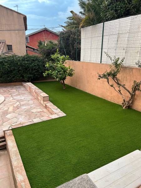 Installation d'un gazon synthétique sur une petite surface de jardin