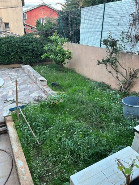 Jardin avant la pose d'un gazon synthétique