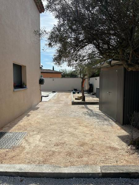 Jardin sans gazon synthétique