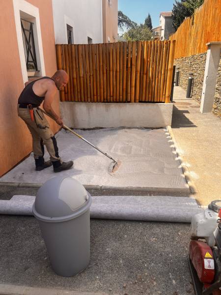 Application d'un géotextile anti mauvaises herbes