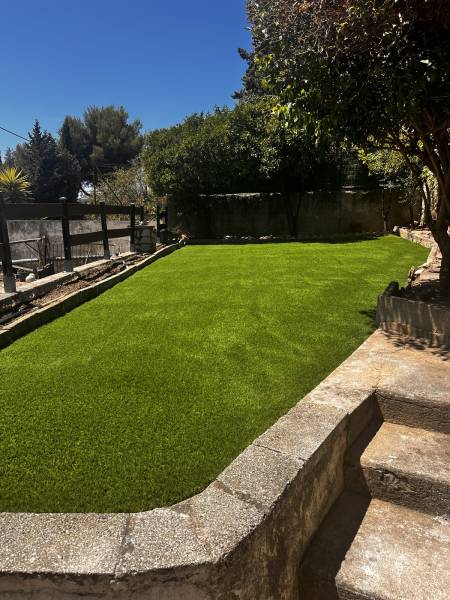 Remise en état d’un jardin avec la pose d’un gazon synthétique de 40 m2 à Toulon près de Hyères