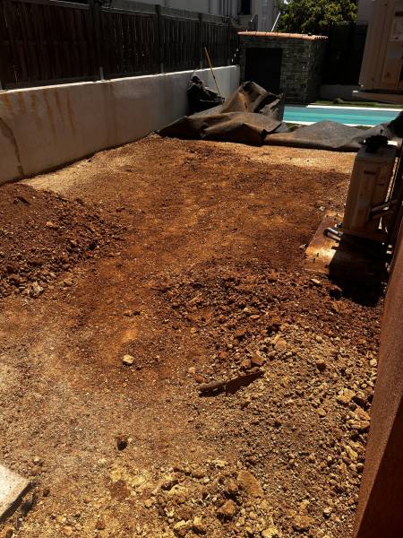 Décaissement du sol pour obtenir une surface plane