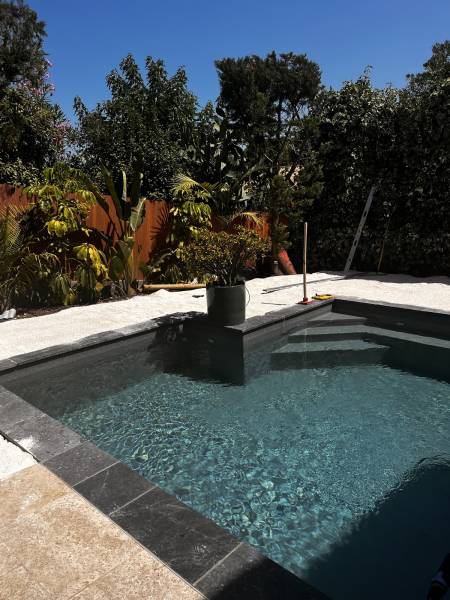 Préparation pour la pose d'une pelouse synthétique 