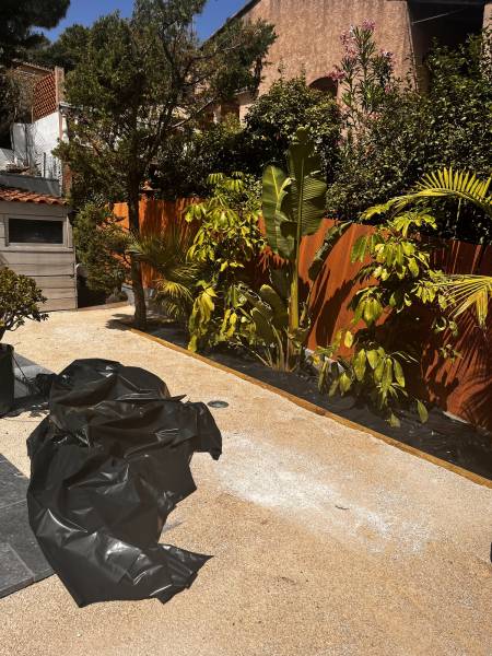 Création d’un massif paysagé pour un espace extérieur