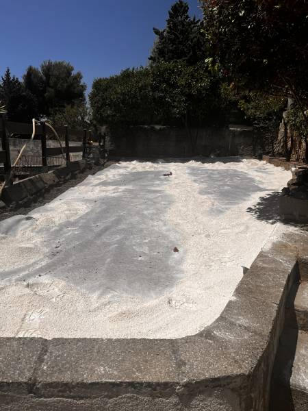 Préparation pour la pose d'une pelouse synthétique proche de Hyères