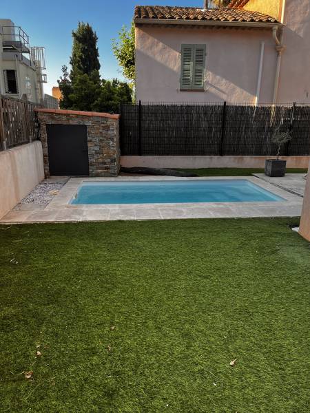 Pose d'une pelouse synthétique à Toulon