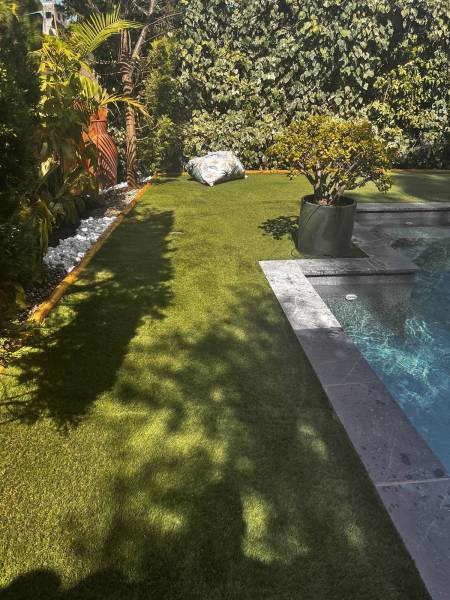 Aménagement d’un jardin avec installation d’une pelouse synthétique et réalisation d’un massif à Saint Cyr sur mer